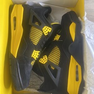 Jordan 4 Retro
Thunder (2023)